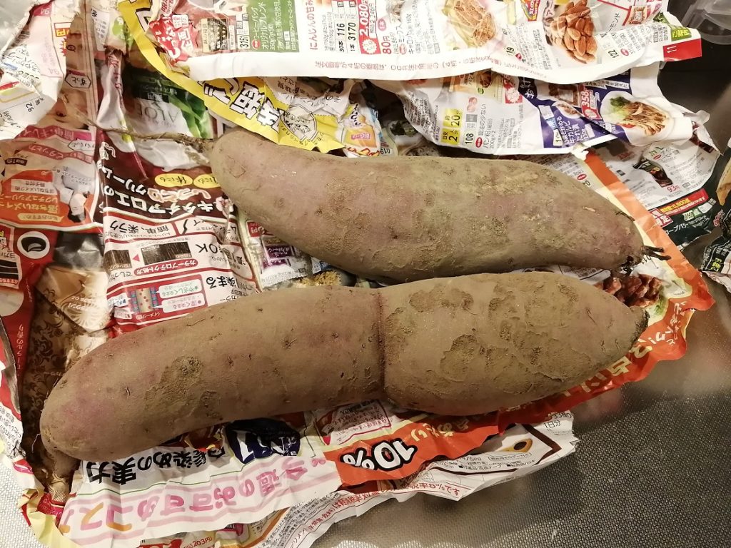 サツマイモを用意・洗う