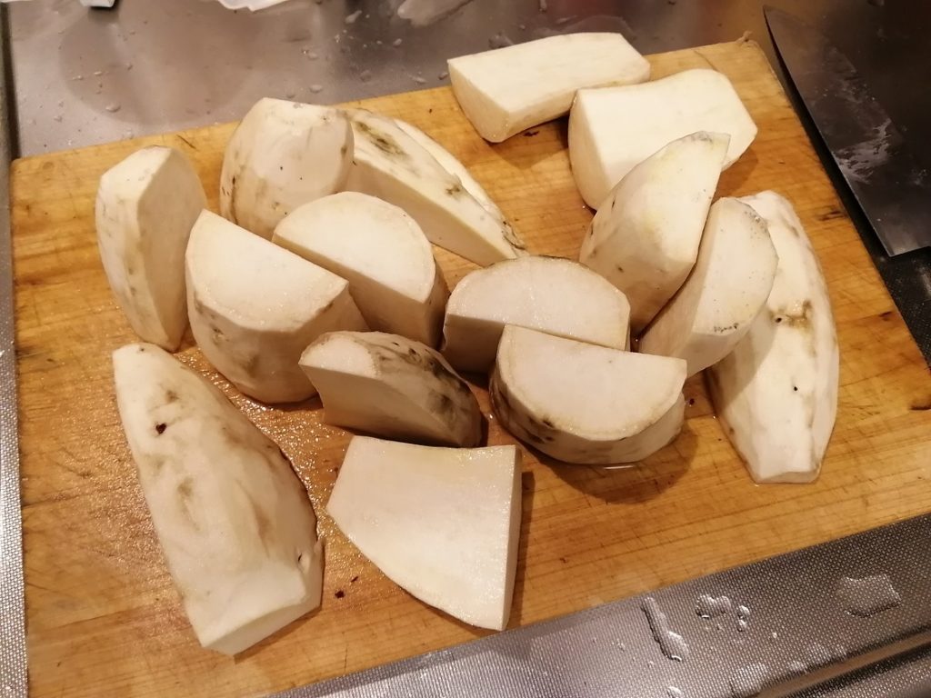 手頃な大きさに切って、皮をむく