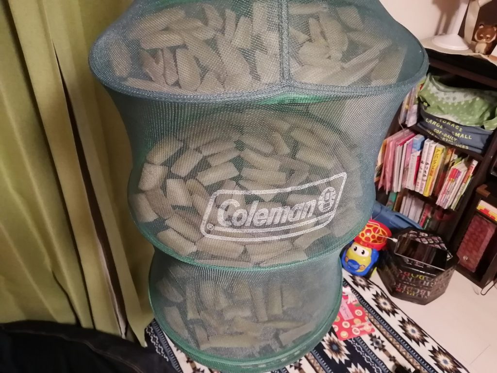 カットした蒸しイモをドライネットで乾燥させる