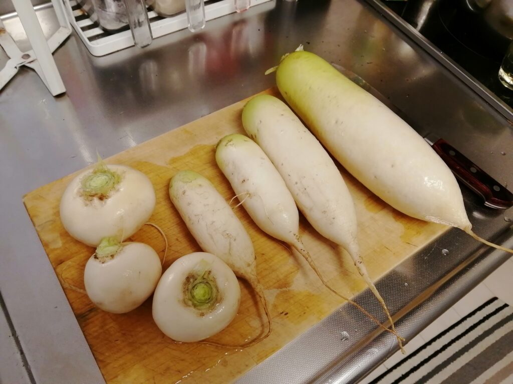 大根をスライサーなどでカットする