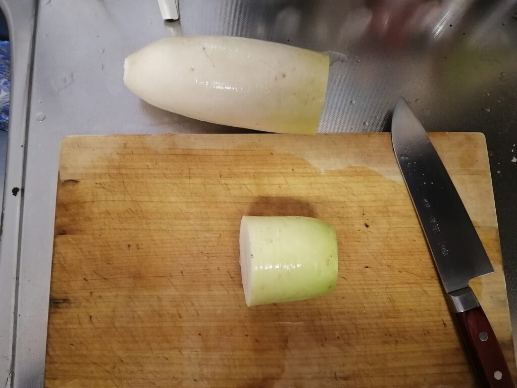 大根をスライサーなどでカットする