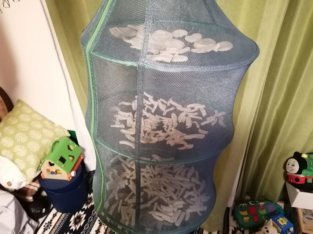 カットした大根を乾燥させる