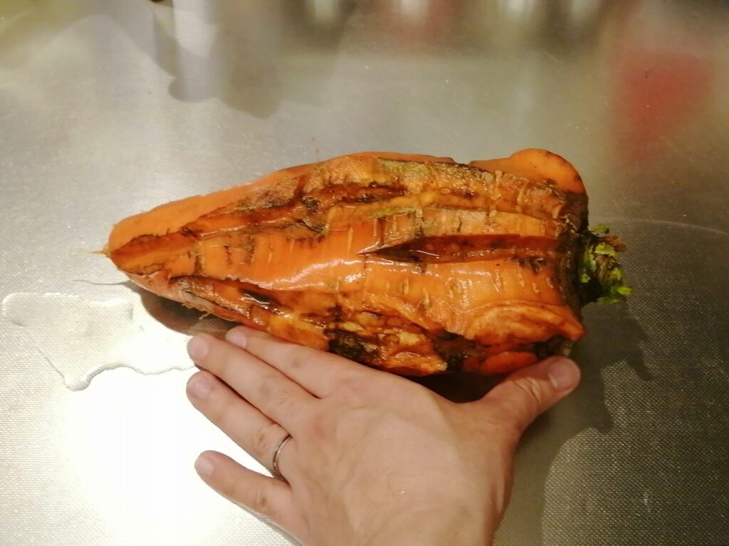 ニンジンを適度な大きさにカットする